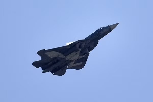 Đặc biệt còn có sự hiện diện của tiêm kích tối tân nhất của Nga là T-50.