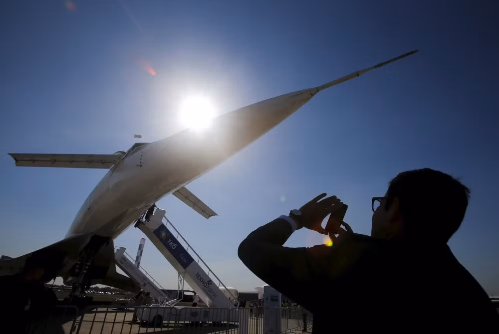 Khách tham quan đang chụp ảnh máy bay siêu âm Tupolev Tu-144. Không chỉ trưng bày vũ khí tối tân mới nhất, triển lãm còn là nơi giới thiệu lại một số công nghệ hàng không tự hào của Liên Xô - Nga trước đây.