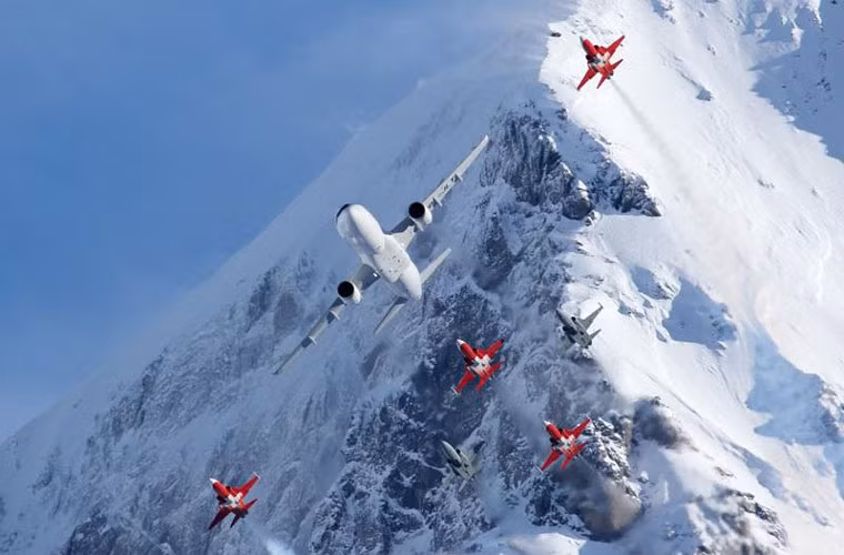 Ngoan muc may bay Airbus A320 trinh dien cung tiem kich F-5E