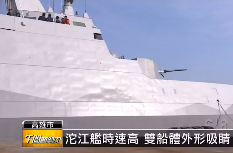 Đà Giang là tàu tên lửa tàng hình đầu tiên của Đài Loan áp dụng thiết kế 2 thân. Nó được cựu lãnh đạo cơ quan quốc phòng nước này gọi là tàu chiến nhanh và có hỏa lực mạnh nhất châu Á.