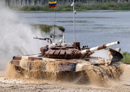 Không chỉ phải vượt qua các trướng ngại vật, các đội tham gia cuộc thi phải trình diễn được khả năng lái xe tăng, xử lý tình huống điêu luyện.