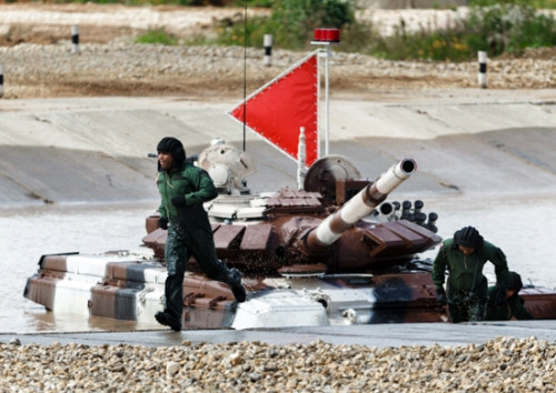 Cỗ xe tăng của đội Venezuela đang trổ tài lội nước.