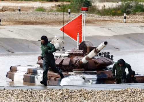 Cỗ xe tăng của đội Venezuela đang trổ tài lội nước.