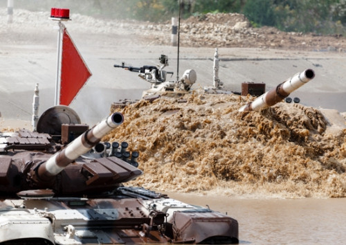 Đoạn vượt qua sông nhân tạo luôn là phần thi rất nguy hiểm.