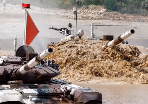 Đoạn vượt qua sông nhân tạo luôn là phần thi rất nguy hiểm.