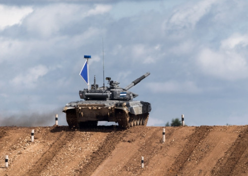 Đội xe tăng của Nga đã leo đến đỉnh dốc.