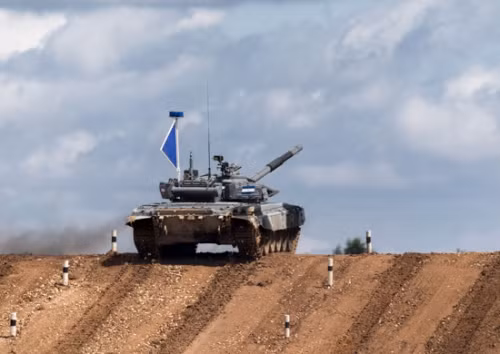 Đội xe tăng của Nga đã leo đến đỉnh dốc.