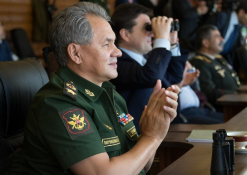 Vòng đầu tiên cuộc đua xe tăng quốc tế Tank Biathlon 2015 bắt đầu khởi tranh hôm 1/8. Tới tham dự có ông Sergei Shoigu, Bộ trưởng Quốc phòng Nga.