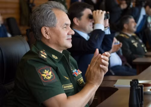 Vòng đầu tiên cuộc đua xe tăng quốc tế Tank Biathlon 2015 bắt đầu khởi tranh hôm 1/8. Tới tham dự có ông Sergei Shoigu, Bộ trưởng Quốc phòng Nga.