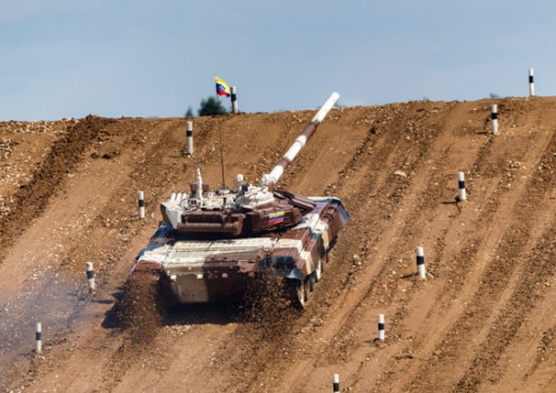 Chưa hết, ngoài vượt sông các đội còn phải leo lên đoạn dốc cao thẳng đứng.