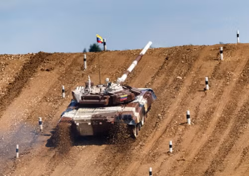 Chưa hết, ngoài vượt sông các đội còn phải leo lên đoạn dốc cao thẳng đứng.