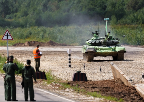 Xe tăng của đội Mông Cổ chuẩn bị xuất hành.