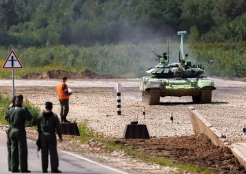 Xe tăng của đội Mông Cổ chuẩn bị xuất hành.