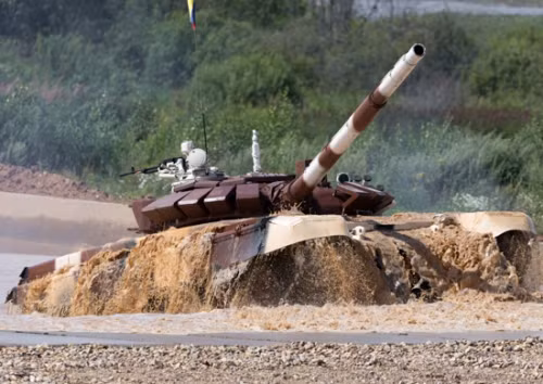 Chiếc xe đội nước lao lên bờ.