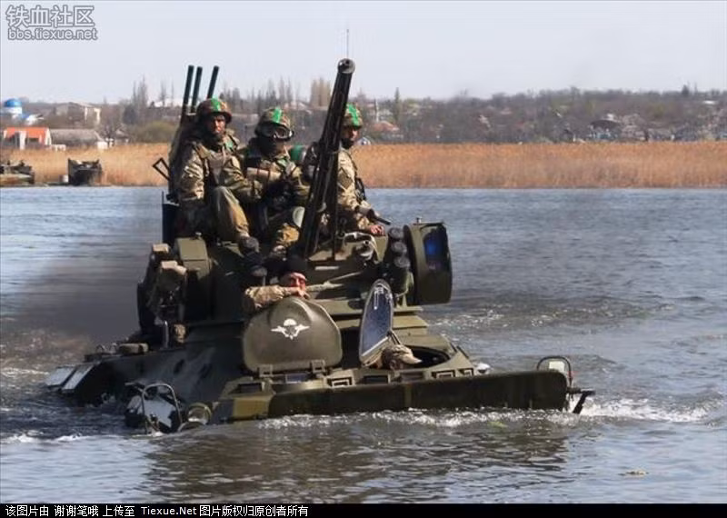 Xe thiết giáp BTR-3 Quân đội Ukraine trổ tài lội nước.