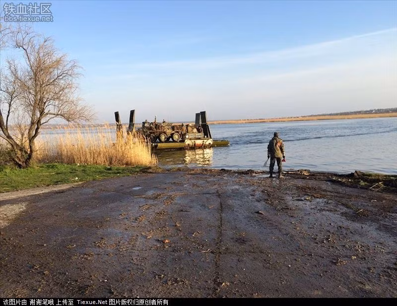 Các bài tập trận gồm cả việc hỗ trợ vận tải thiết bị quân sự bằng phà.