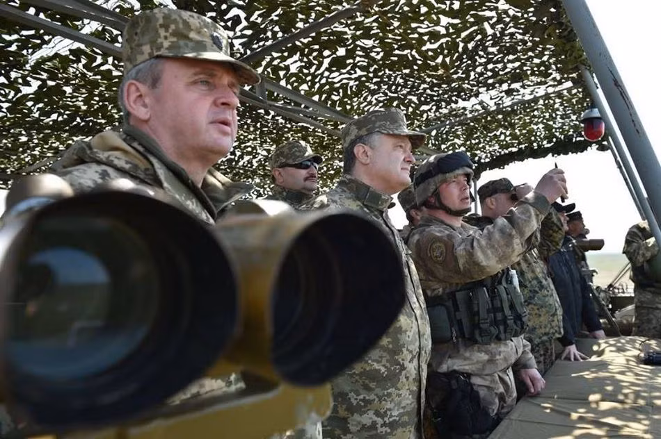 Tháp tùng Tổng thống còn có một loạt quan chức cao cấp quân đội Ukraine như: Tổng tham mưu trưởng Glavnokomanduyuschim, Bộ trưởng Hội đồng An ninh Quốc gia Alexander Turchinov và nhiều tướng tá khác.