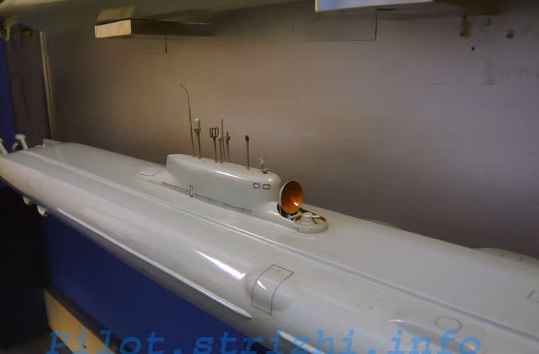 Tàu ngầm sử dụng kết cấu 3 lớp vỏ đặc biệt, trung tâm thân tàu chứa 6 quả ngư lôi 533mm, 2 pháo hạm 30mm, binh sĩ và hai lò phản ứng, hai bên thân tàu có thể chứa được 20 xe tăng đổ bộ hoặc xe thiết giáp.