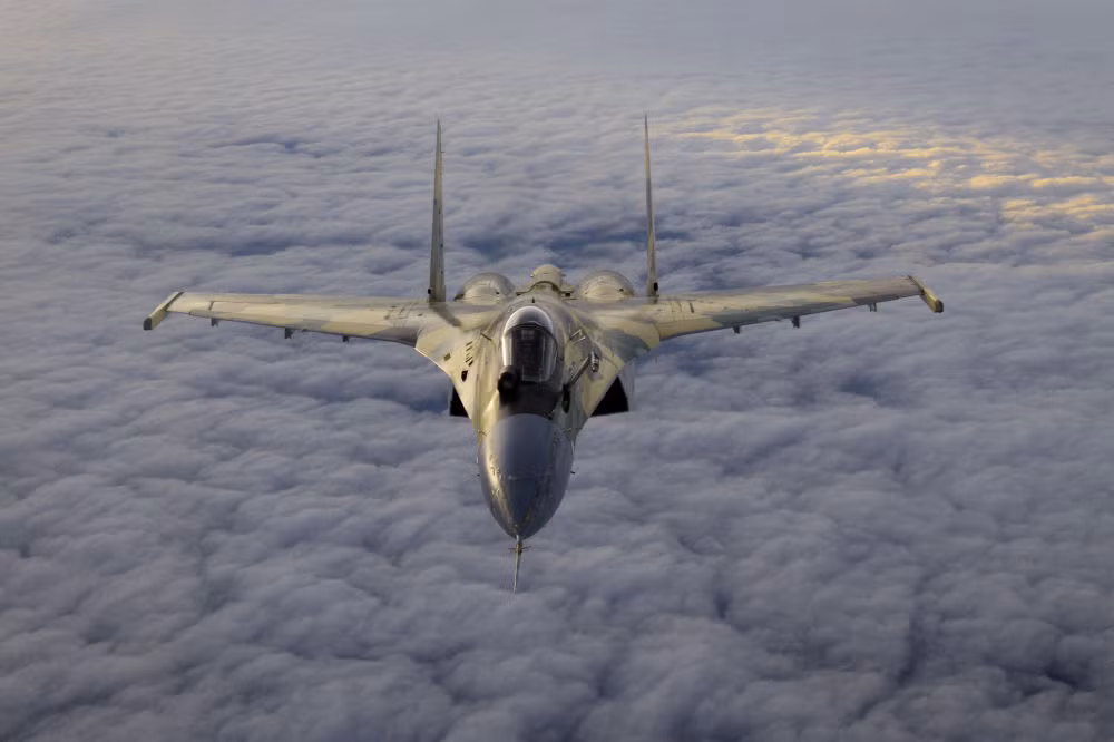 Tiêm kích Su-35, một phiên bản hiện đại hóa sâu sắc Su-27 về cả khung thân máy bay cùng các hệ thống radar và thiết bị điện tử. Su-35 có khả năng siêu cơ động.