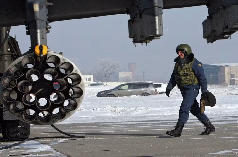 Ka-52 Alligator là một trong những máy bay trực thăng tấn công hiện đại nhất của Quân đội Nga hiện nay. Trong ảnh là một phi công của Ka-52 đang chuẩn bị trước khi bay huấn luyện.