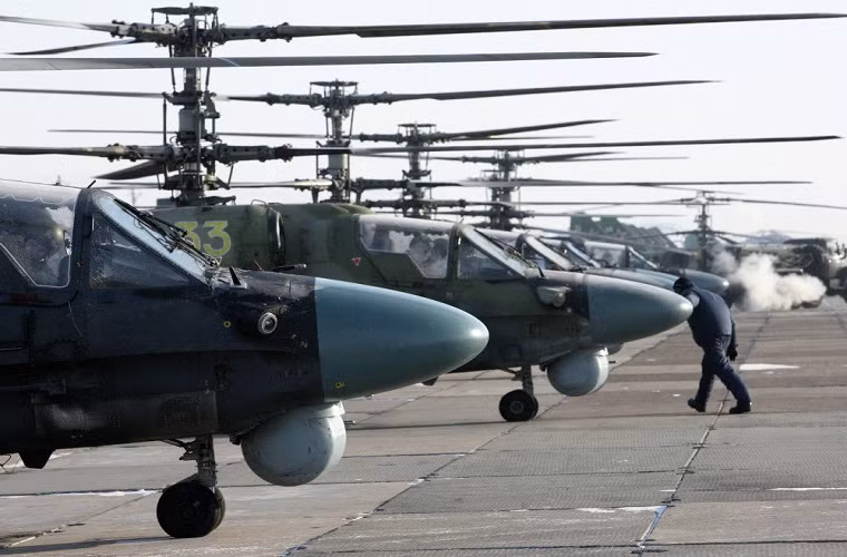 Trực thăng tấn công Ka-52 có khả năng không chiến được đánh giá khá cao bất kể là mục tiêu ở trên không hay dưới mặt đất. Trong ảnh phi đội Ka-52 đóng tại căn cứ không quân Chernigovka chuẩn bị sẵn sàng cất cánh.