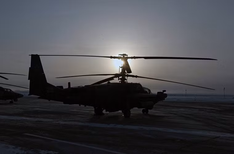 Một chiếc Ka-52 dưới bóng hoàng hôn ở căn cứ không quân Chernigovka sau một ngày diễn tập vất vả.