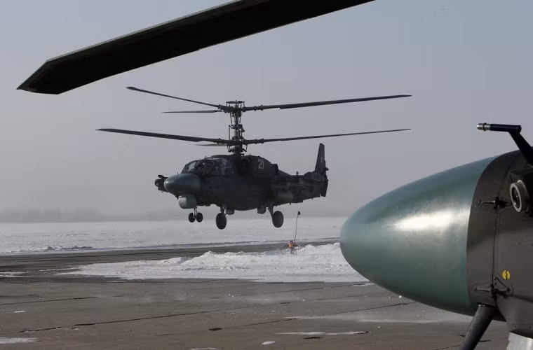 Trong đợt diễn tập này các phi công Ka-52 phải thực hiện các kỹ năng lẩn trốn và vô hiệu hóa khả năng cảnh báo sớm của hệ thống phòng không của đối phương. Trong ảnh, một chiếc Ka-52 chuẩn bị cất cánh khỏi đường băng trong đợt diễn tập vào hôm 5/2.