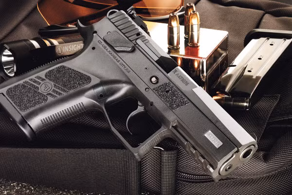 Vỏ súng được làm từ nhựa polymer, trọng lượng của súng chỉ nhẹ 1,7 IBS (khoảng 0,8 kg) nên rất tiện lợi cho quá trình mang theo.