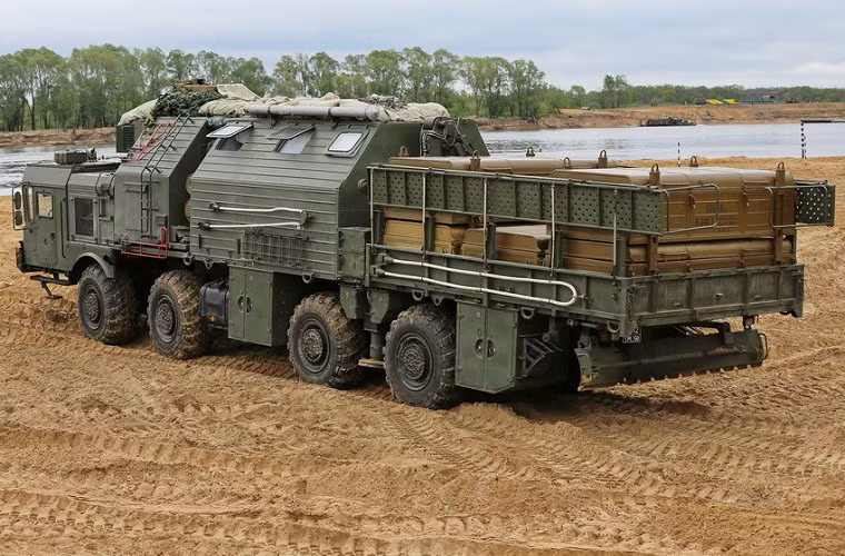 Một tổ hợp 15M69 MIOM có thể mang theo tối đa 6 tên lửa đạn đạo giả, ngoài ra nó cũng được trang bị một loại tấm phủ đặc biệt có thể giúp các tổ hợp tên lửa đạn đạo thật biến mất trước các phương tiện trinh sát bằng vệ tinh của đối phương.