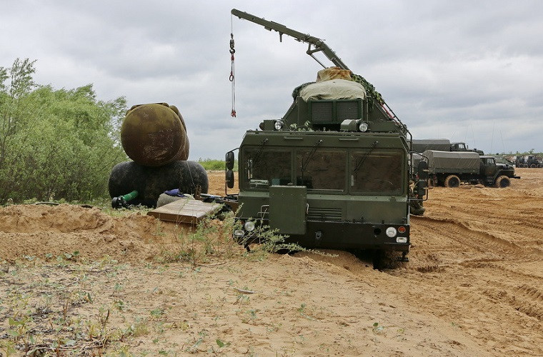 15M69 MIOM bên cạnh một tổ hợp tên lửa đạn đảo giả mà nó vừa triển khai.