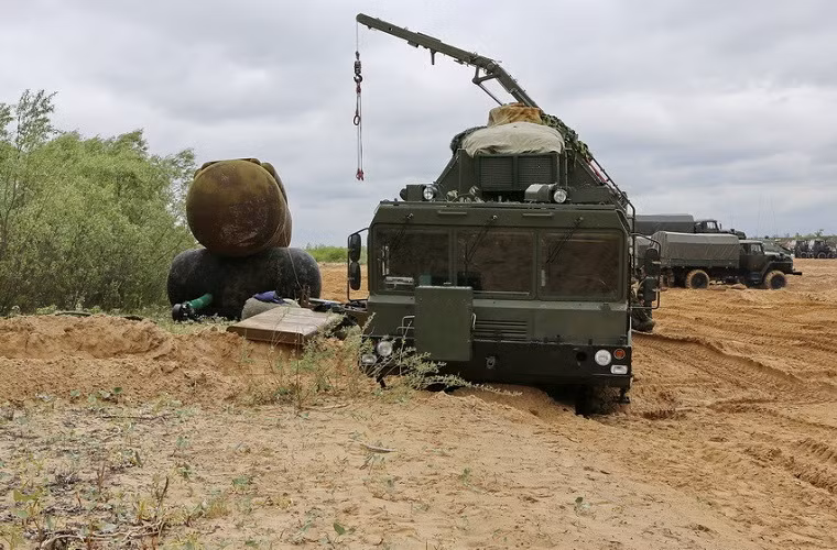 15M69 MIOM bên cạnh một tổ hợp tên lửa đạn đảo giả mà nó vừa triển khai.