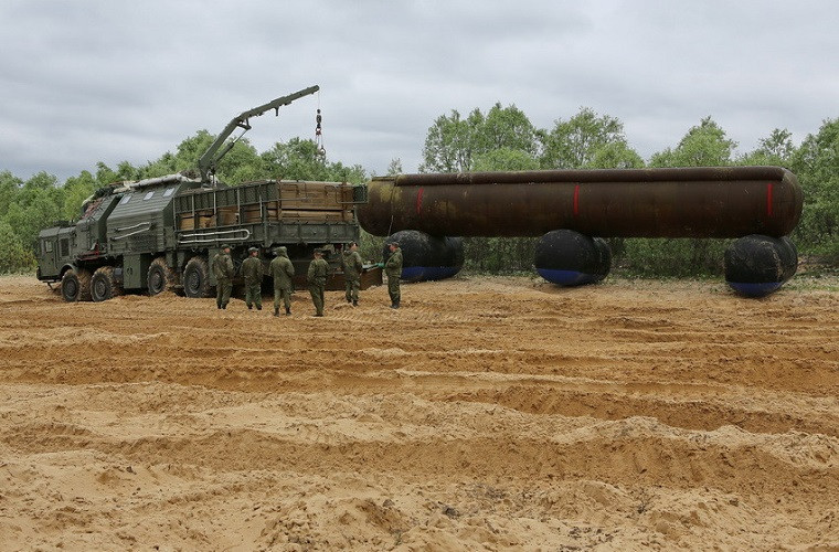 Nếu nhìn từ trên cao khó có thể phân biệt được đâu là các tổ hợp tên lửa đạn đạo thật và đâu là các tên lửa giả do 15M69 MIOM triển khai.