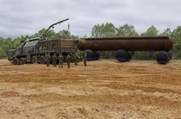 Nếu nhìn từ trên cao khó có thể phân biệt được đâu là các tổ hợp tên lửa đạn đạo thật và đâu là các tên lửa giả do 15M69 MIOM triển khai.