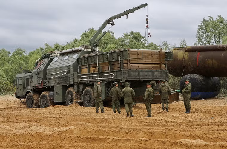 Việc triển khai một tổ hợp tên lửa đạn đạo giả đối với 15M69 MIOM chỉ mất khoảng thời gian rất ngắn nhờ phần lớn các công đoạn đều đã được cơ giới hóa.