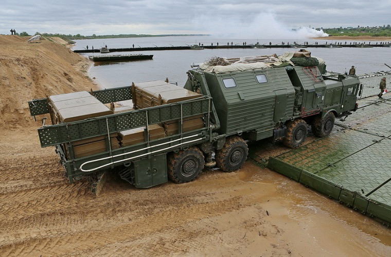 Do có kích thước và trọng tải khá lớn nên 15M69 MIOM khó có thể đi qua được các loại cầu phao mà Quân đội Nga hiện có.