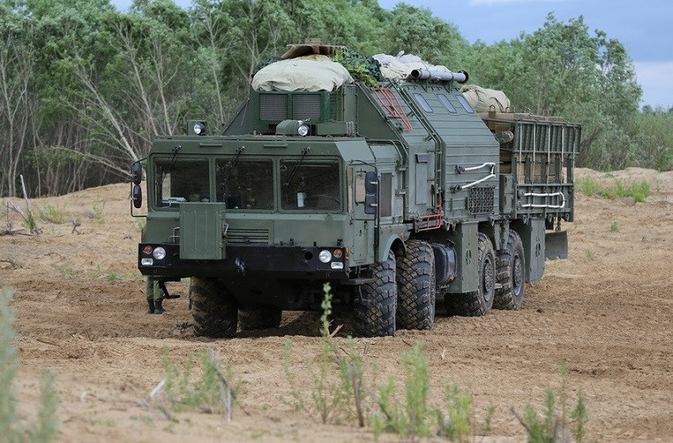 Nhiệm vụ chính của 15M69 MIOM là hỗ trợ trinh sát hoặc hậu cần cho việc triển khai các tổ hợp tên lửa đạn đạo di động. Một nhiệm vụ đặc biệt nữa của 15M69 MIOM là việc tiến hành ngụy trang cho các đơn vị tên lửa chiến lược hoặc xây dựng tên lửa đạn đạo giả nhằm đánh lừa các phương tiện trinh sát của đối phương. Sau khi, tổ hợp tên lửa đạn đạo di động đã được triển khai và rút đi 15M69 MIOM sẽ có nhiệm vụ xóa dấu vết của các tổ hợp tên lửa này.