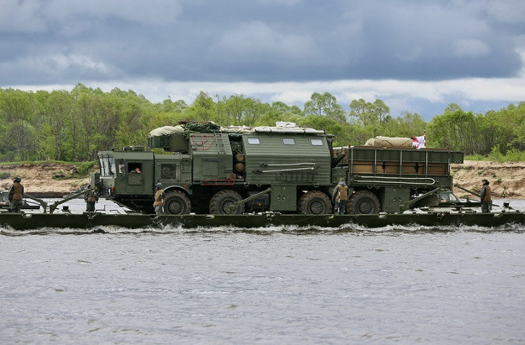 Một chiếc 15M69 MIOM tham gia vào đợt diễn tập huấn luyện vượt song với phà tự hành.