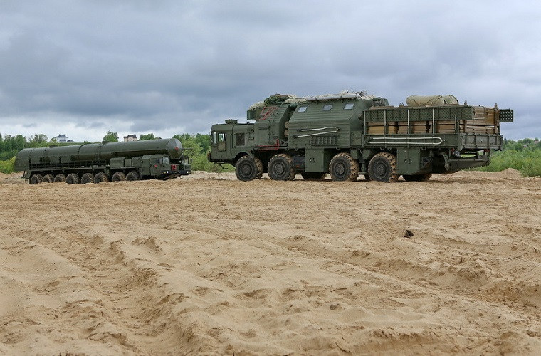 Đi song song với nó một tổ hợp tên lửa đạn đạo di động “Yars”.