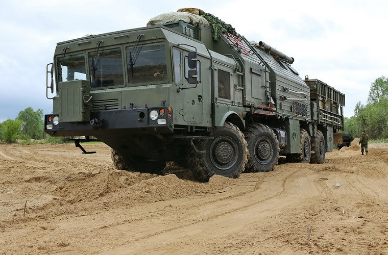 Toàn bộ tổ hợp hỗ trợ kỹ thuật của 15M69 MIOM được đặt trên một khung gầm xe tải đặc chủng MZKT-7930 8x8, nó cũng được trang bị một cần cẩu cỡ nhỏ để hổ trợ việc triển khai các tổ hợp tên lửa đạn đạo giả trên chiến trường hoặc công binh.