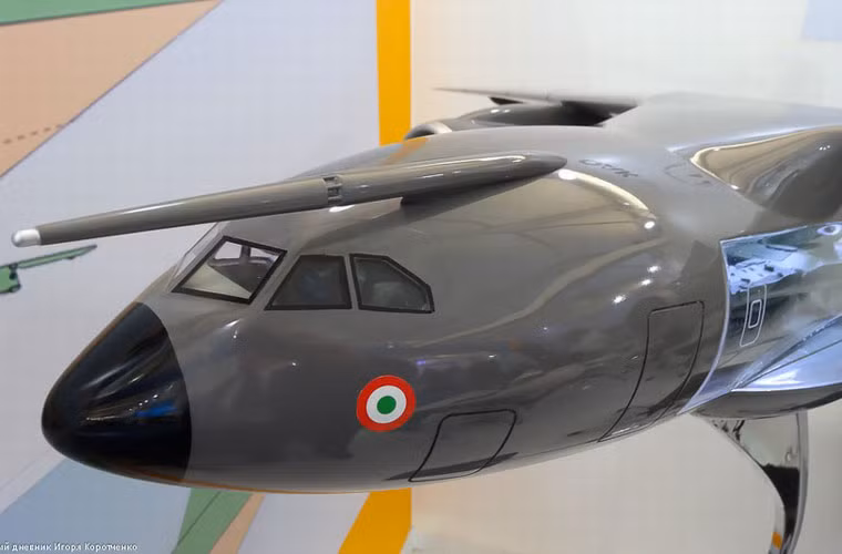 Theo các thông tin được hé lộ thì buồng lái máy bay được trang bị 6 màn hình màu hiển thị thông số kĩ thuật bay. Trên nóc cabin lắp thiết bị tiếp nhiên liệu trên không.