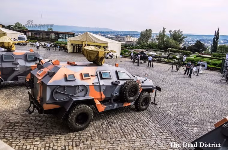 Trong ảnh là biến thể xe thiết giáp hạng nhẹ Didgori 1 được tích hợp sẵn một tháp pháo điều khiển từ xa lắp đại liên 12,7mm.