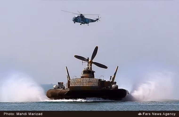 Trực thăng luôn bám sát yểm trợ cho tàu đệm khí. Mặc dù tàu đệm khí được trang bị các thiết bị đánh chặn chống mìn và chống ngầm, tuy nhiên, sự yểm trợ của trực thăng Sea King có thể giúp tăng khả năng an ninh chống ngầm hơn nữa cho tàu đệm khí.