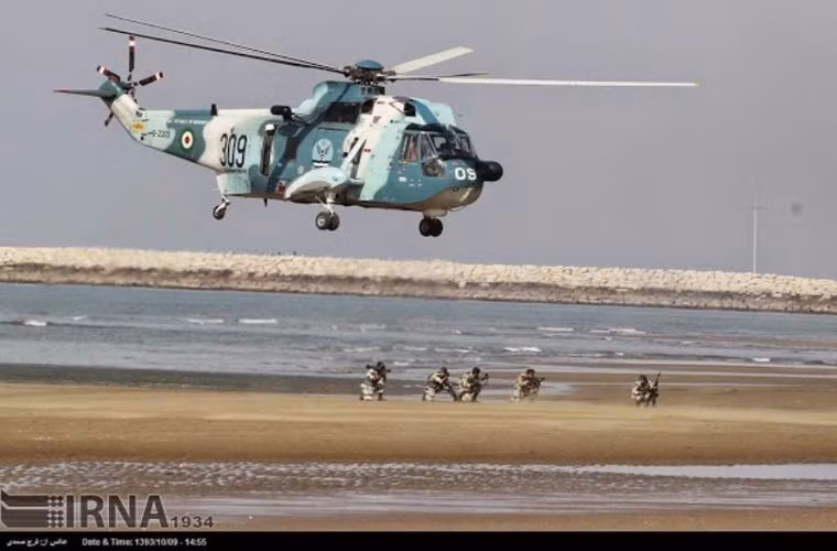 Yểm trợ cho cuộc tấn công đổ bộ của các thủy quân lục chiến còn có trực thăng Augusta SH-3D Sea King.