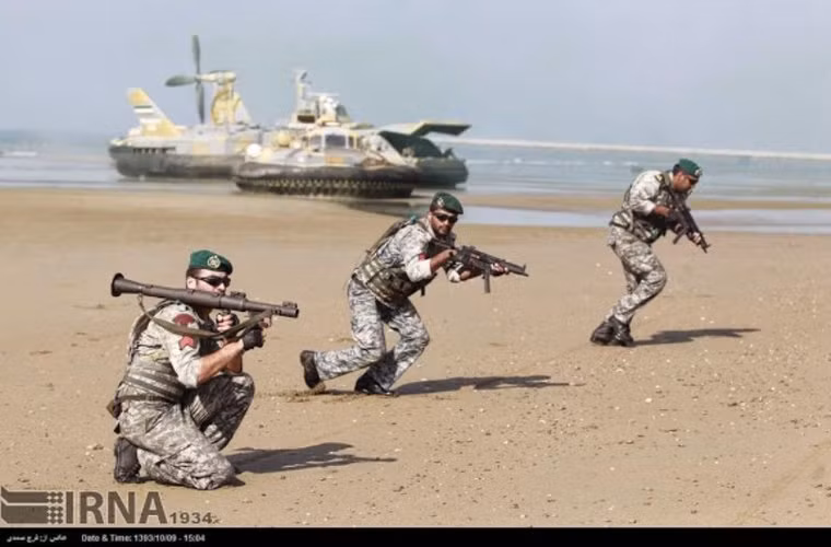 Lần lượt tiến công về phía mục tiêu giả định.