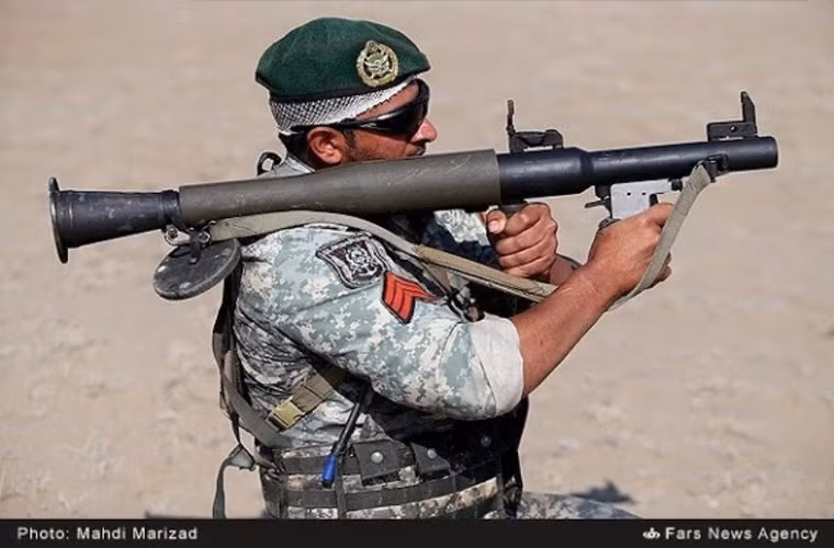 Đồng thời còn trang bị cả loại súng phóng lựu chống tăng RPG .