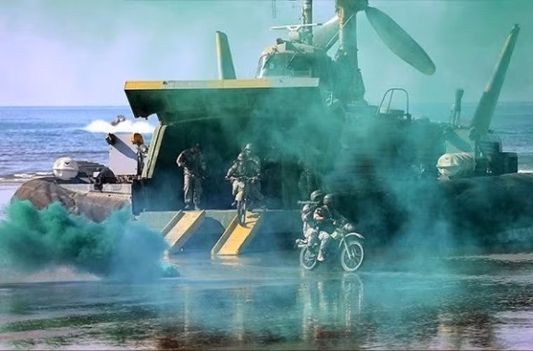Các lính thủy quân lục chiến được trang bị xe môtô giúp cho việc triển khai đổ bộ được nhanh chóng hơn. Tàu đệm khí BH.7 Wellington vốn do Tập đoàn Tàu đệm khí Anh quốc sản xuất vào cuối những năm 1960. Tàu có trọng tải 18,3 tấn, trọng tải giãn nước 56 tấn, dài 23,9 m, rộng 13,8 m, cao 10,36 m, tốc độ 107 km/h, có thủy thủ đoàn 3 người và chở được 60 binh sĩ.