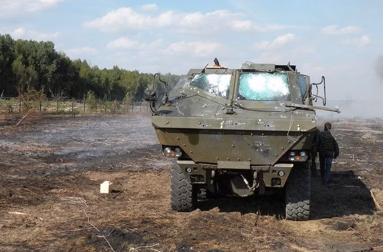 Trong ảnh là chiếc Typhoon-K sau bài thử nã đạn súng máy hạng nặng 14,5mm và chịu sức công phá của khối mìn 8kg TNT.