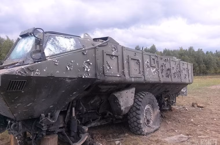 Sau một hồi bị tra tấn, 6 bánh xe bị bay tứ tán, máy móc hư hỏng nặng nề, thân và gương xe dính lỗ chỗ nhiều vết đạn...