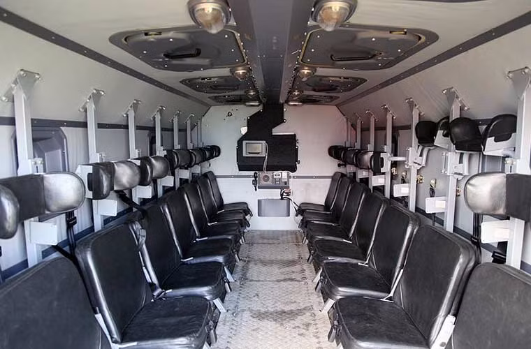 Cận cảnh khoang chở quân của xe thiết giáp Typhoon-K, trên nóc có một số cửa để binh sĩ chui ra ngoài tấn công mục tiêu.