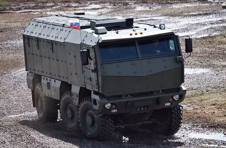 "Con quái vật thép" này được trang bị động cơ diesel cho tốc độ tối đa trên đường nhựa 105km/h, tầm hoạt động lên đến 1.200km.